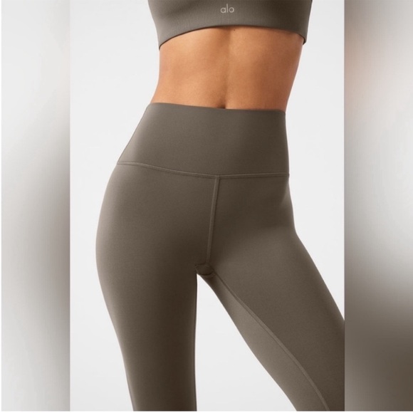 Alo Yoga Airlift Legging in Olive Branch - Picture 3 of 8